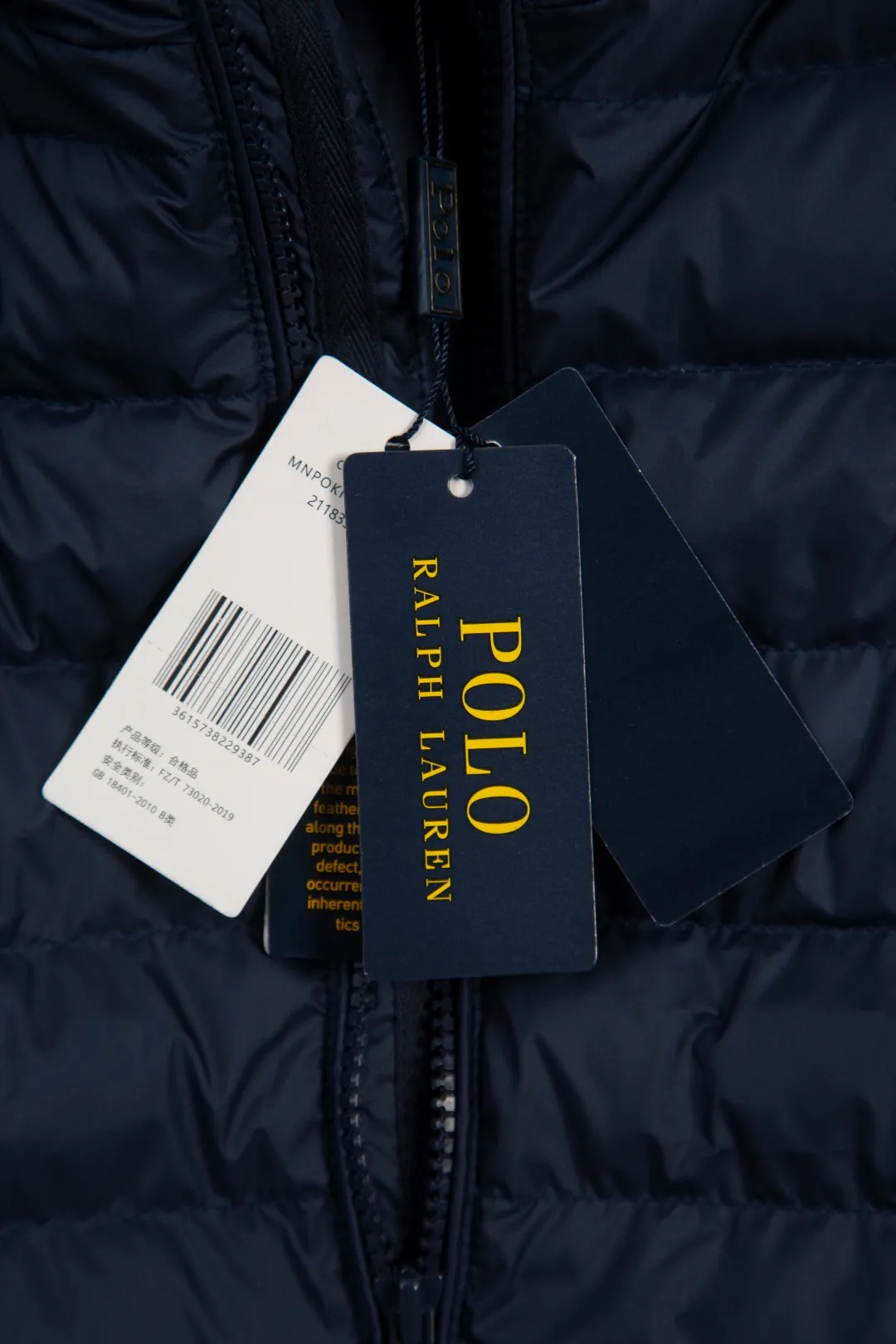 P340 Actual Photos [Popular in Winter] Style No.: 25125# Color: Black/Navy Blue/Almond Size: S-XL - Ralph Lauren/Ralph Lauren 2025FW Popular Winter Item Stand Collar Three-Zip Couple Style Rib Down Vest Vest - Craftsmanship 400T diamond-proof nylon on the face Grid down filling inside 400T high-density gallbladder isolation - Correct slightly waisted version on both sides The placket is made of cotton webbing and has double zipper pockets on both sides - RL's hottest vest this year. Out of stock at counters. A treasure item with a winter atmosphere. It comes in three basic colors. It can be worn by both men and women, especially the creamy white with a warm red feel. Comes with a beauty filter, which girls love. The overall fluffiness is just right. It is light and not bloated. It is very chill. It can enhance the overall fashion sense whether worn outside or inside.